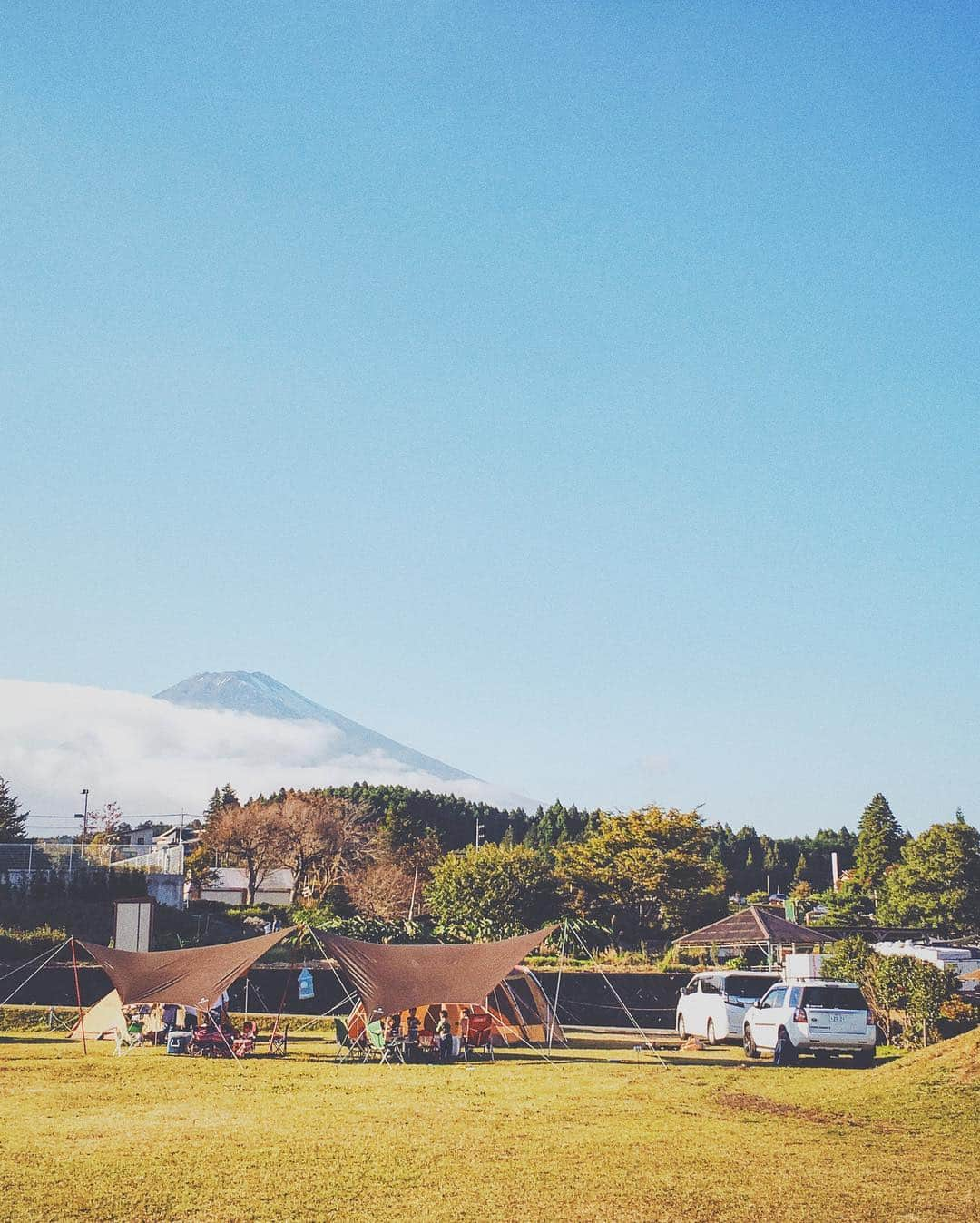 梅本祐紀のインスタグラム：「一言、最高。 ・ ・ #snowpeak #camp #autocamp #camper #daycamp  #landrover #rangerover#freelander #freelander2 #fuji #mtfuji #スノーピーク #キャンプ #キャンパー #オートキャンプ #デイキャンプ #大野路ファミリーキャンプ場 #富士山 #ランドローバー #レンジローバー #フリーランダー #フリーランダー2」