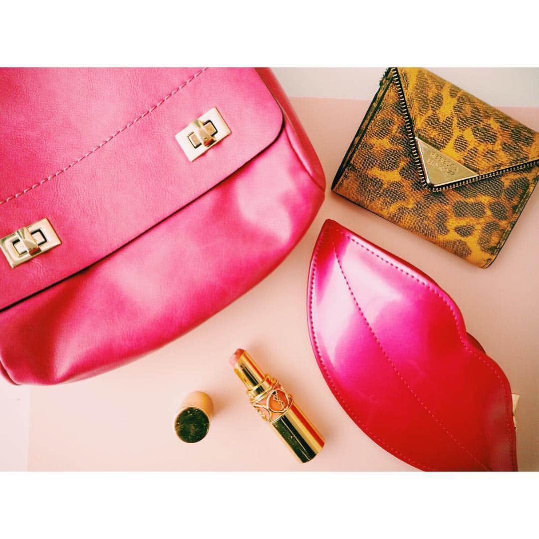 上西星来さんのインスタグラム写真 - (上西星来Instagram)「カバンの中身👄♡ 荷物少ないとき！ 唇の形のケースはメガネケースなの！ お気に入りなのー❤️ Seira¨̮♡︎ #カバン #bag #pink」11月7日 12時10分 - seira_jonishi_tpd