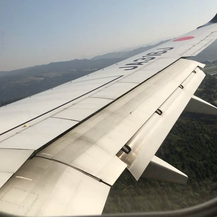 折目遼のインスタグラム：「微妙なフラップの動きからの、最後にガバッ！ #jal #着陸 #ニーズ24」