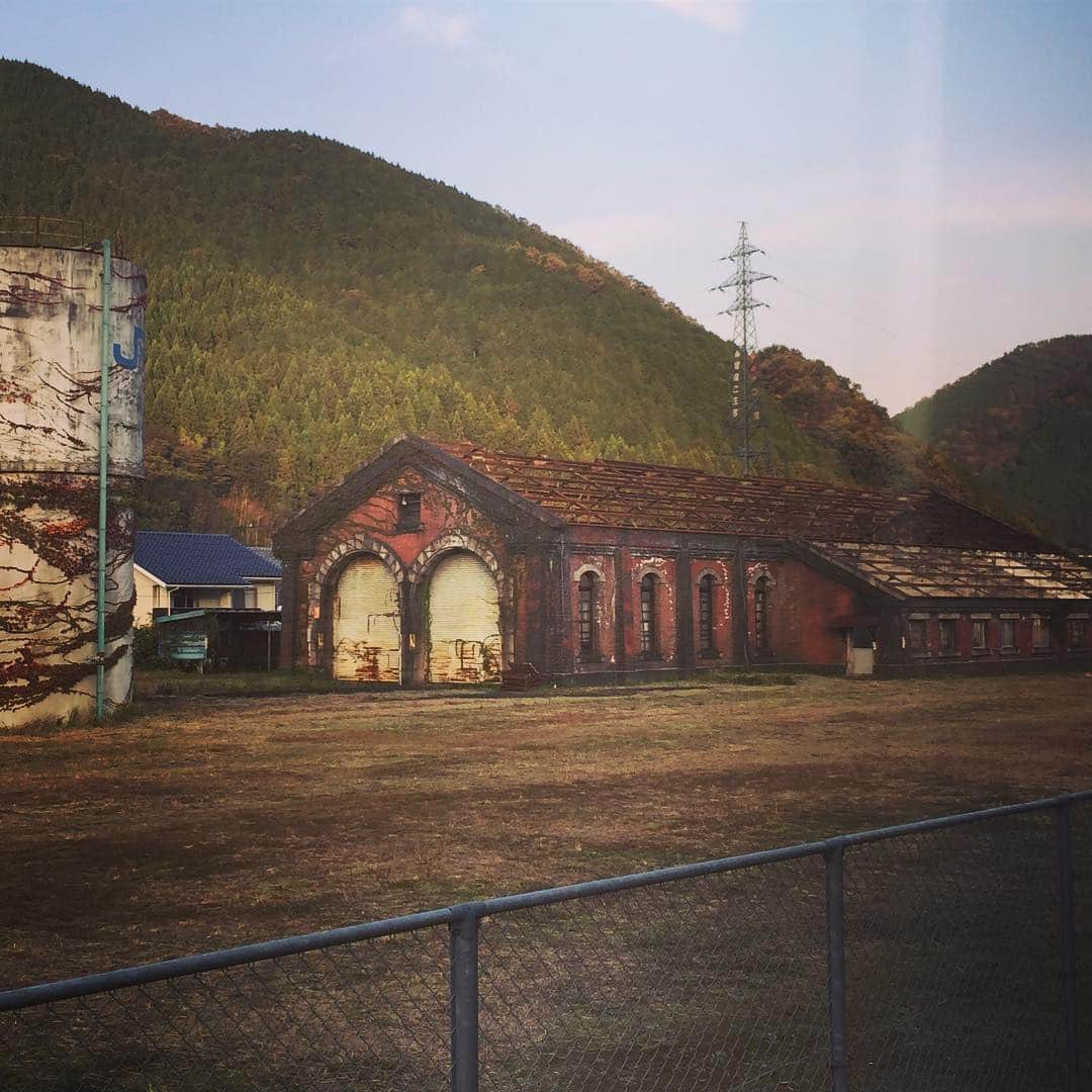佐藤尚之のインスタグラム：「和田山駅から見えた廃墟が美しすぎた件。 #福知山線  #廃墟  #赤レンガ倉庫」