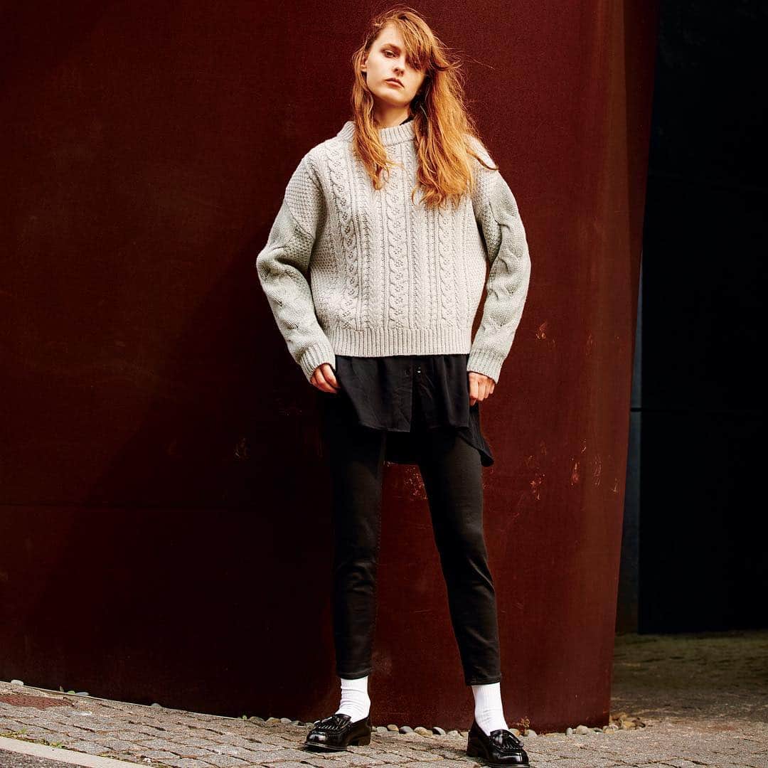 のインスタグラム：「MOUSSY KNIT COLLECTION __________________________________ 11/10(THU) ON SALE CABLE SLEEVE KNIT (0109AH70-5550) ¥7,980 +tax __________________________________ #MOUSSY」