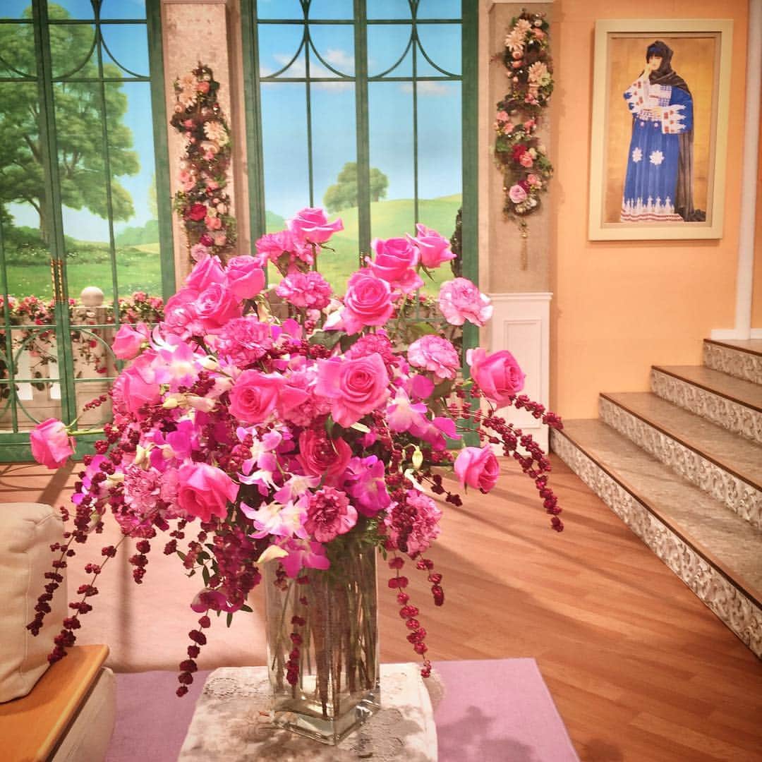 黒柳徹子さんのインスタグラム写真 - (黒柳徹子Instagram)「今日は、「徹子の部屋」の本番４本。ご存知かもしれませんが、「徹子の部屋」のお花は、毎回ゲストの方のイメージに合わせて、本物の花でアレンジして生けていただいています💕造花を使ったことは１度もありません。４０年間同じ方が生けてくださっていますが、私が、感心するのは、ただの１度も本番中に花や葉っぱが落ちたことがない。それとゲストの方のトーク内容や性格をも考えてお花をアレンジしてくださっています。女優さんの帯の柄と同じ菊が生けてあった時は、思わず「あっ」と言ってしまいました。１万人以上のゲストに出ていただいているんだから、お花も同じ数！これは、ギネス級！  #黒柳徹子#トットちゃん#kuroyanagi#tetsuko#kuroyanagitetsuko#tetsukokuroyanagi#tottochan#totto」11月7日 18時45分 - tetsukokuroyanagi