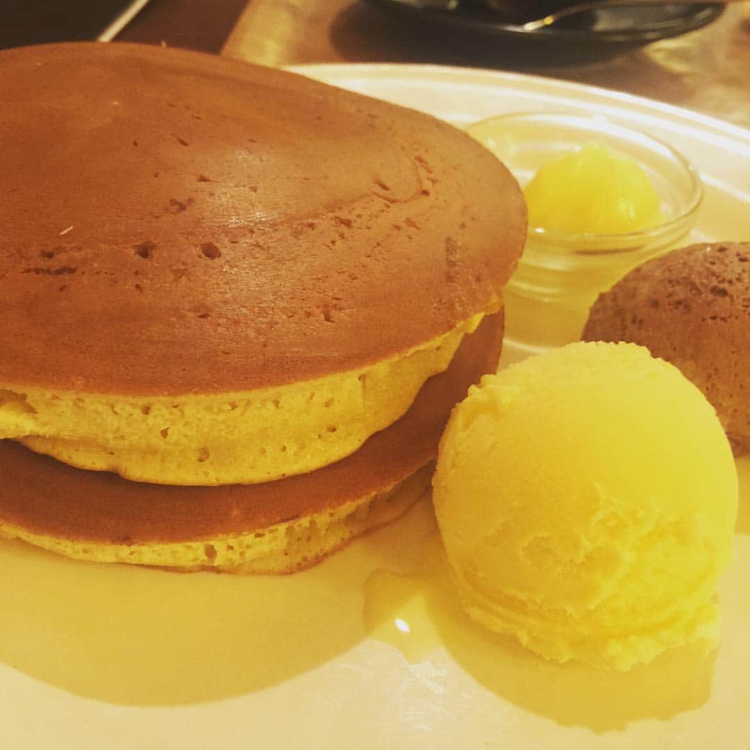 雨宮まみのインスタグラム：「普通の喫茶店の普通のホットケーキが食べたい日だった。仕事帰りに寄れて満足！」