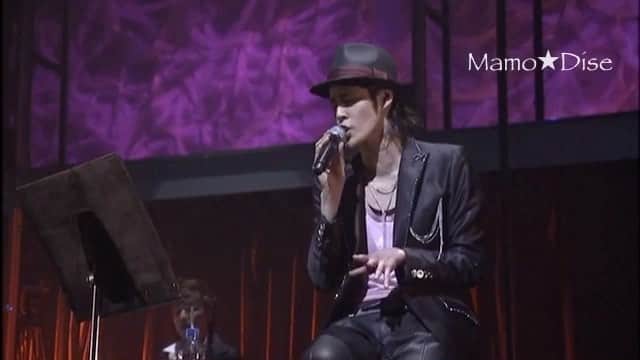 宮野真守のインスタグラム：「【Mamo★Dise Request Corner! No.138】 いつもリクエストくれてありがとうございます！たくさん素敵なリクエストいただきましたので、今日もリクエスト動画を載せます 😊💕 今回は、@miki0808kj さんから、マモちゃんの 「Rain」 リクエスト！ということで、マモちゃんのセカンドライブ 「SMILING!」 に行ってみましょう〜 😁 2009年のリリースされた 「Rain」 はとても素敵な曲だと思います 💖 「SMILING!」 ライブで、アコースティックバージョンの 「Rain」 も素敵でしたよ！26歳マモちゃん〜 ほんと可愛いですよね ✨ みんな、今週もリクエストお願いします！✌🏻️😄 // Entering a new week with more request videos~ today's request came from @miki0808kj who said that she really loved the clip of Mamo that I posted a while ago.. of the time where he sang 「Rain」 backstage with him band members (with him playing the guitar).. remember that clip? 😁 So she requested for another clip of him singing this song if I had any, and hehe of course I do 😎✨ This is an acoustic 「Rain」 performance from Mamo's 2nd live tour titled 「SMILING!」 from back in 2009.. from when Mamo was only 26 years old 💖 Whenever I watch his older lives, it always warms my heart.. even now Mamo is still a very humble and sincere person but back then when he had just debuted as a singer and started having lives nationwide, he was even warmer than ever 😊💕 When a live had ended, he would always look at the faces of each and every one of his fan carefully.. his eyes would start tearing up.. and he would look so grateful to be given a chance to stand on that stage 💘 Who would've thought a few years down the road, his live tours would get this huge (just look at GENERATING!).. even his live singing has gotten so much better.. because I know 26-year-old Mamo certainly didn't see it coming at all hehe 😅 #宮野真守 #miyanomamoru #mamorumiyano #声優 #seiyuu #mamodiserequestcorner」