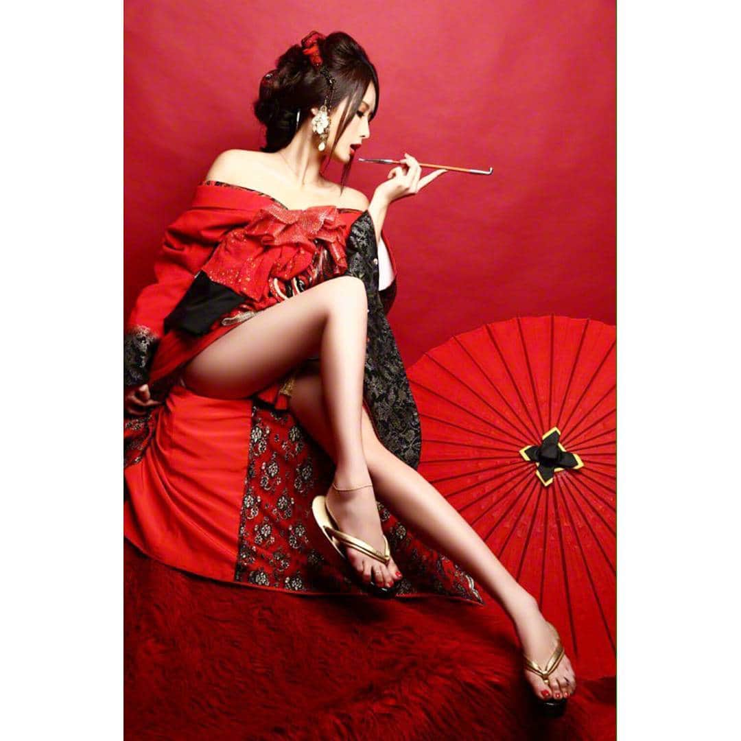 CHIHAさんのインスタグラム写真 - (CHIHAInstagram)「花岡さんの撮影写真は動きがあって、センスが本当に好き❤  #ハロウィン #ハロウィン花魁 #花魁 #着物 #撮影 #shooting #Halloween #halloweencostume #japan #oiran #japanesegirl #kimono #chiha💋 #撮影画像」11月7日 21時54分 - chiha6170