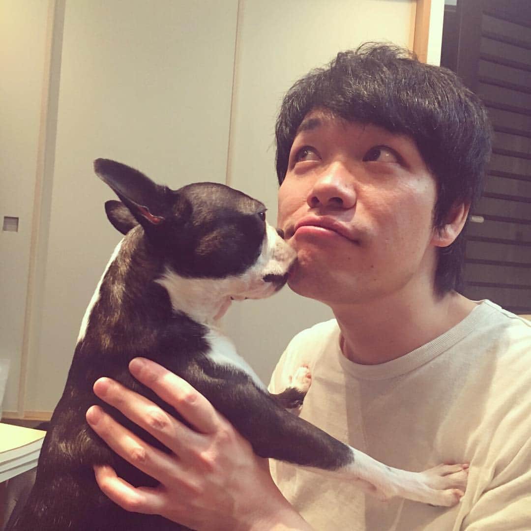 川島明のインスタグラム：「たくさんロケしたのにオンエアが数秒でも笑ってそんなところとは真剣に向き合わなければまたええことあるやろね。 その分愛のあるスタッフさんには感謝しよう。あと愛犬と。」