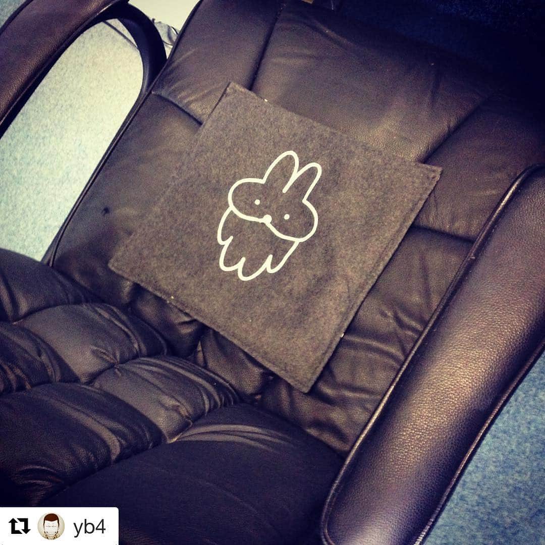 TVドラマ&映画『闇金ウシジマくん』公式のインスタグラム：「#Repost @yb4 with @repostapp ・・・ 社長の椅子に黙って勝手に座ったことを内緒にしてくれてた方々… 【闇金ウシジマくん the Final】で初めて竹本がカウカウを訪れた時に社長がシュッシュしてたのは社長の椅子に敷いてある、こんなカワイイ座布団であることを内緒で教えてやるぜ！ww  コメントで俺様に「社長に言う」だの何だの言ってたやつ… 「見んじゃねーよ！コノヤロ〜！」 あと、まだまだ『柄崎』って書けないやつが居るな！ww  原作を読んでたり、パンフレットを買ってくれた人は、おそらく間違えていないのだが…  まぁ〜ドラマや映画ではエンドロールとかでチェックする人も少ないのだろうね！  まぁ〜指摘すんのも、もう面倒なんでスルーしてますが、ちゃんと分かってくれてる人…  ありがとうね！ ウシジマ愛を感じております！ (๑>◡<๑)」