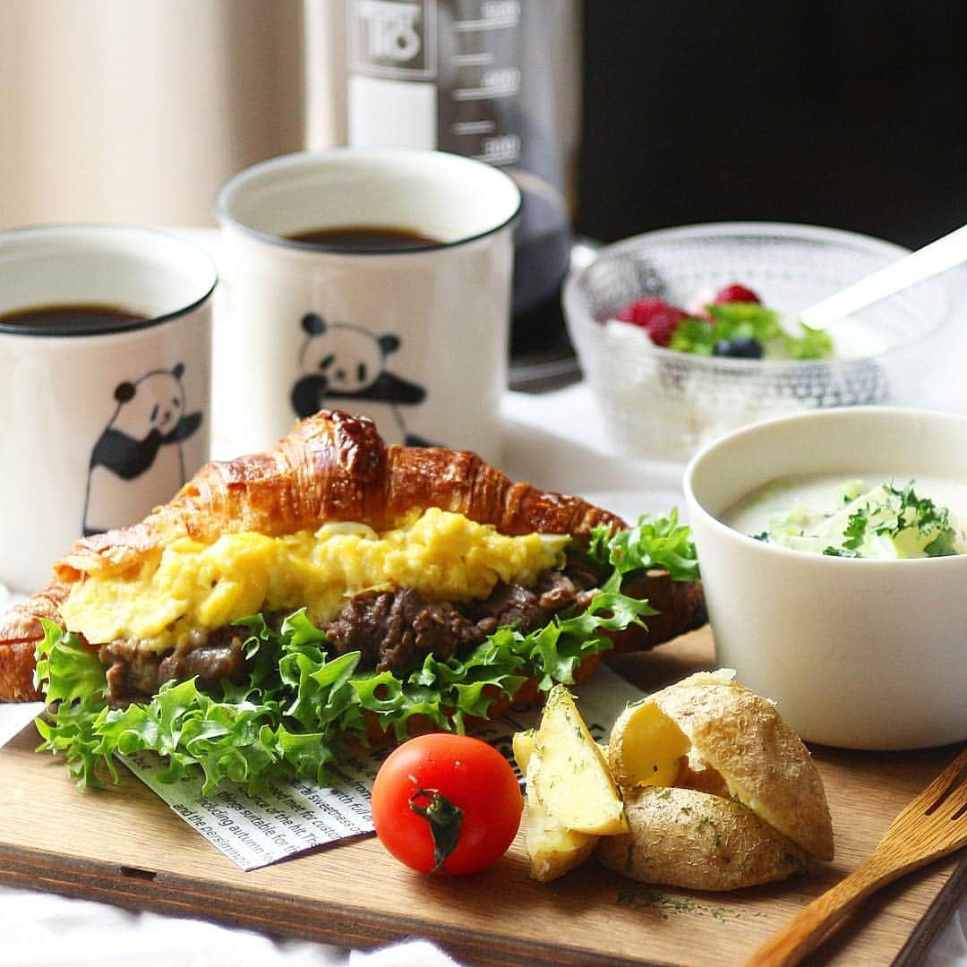 tomoのインスタグラム：「: ☆本日のブランチ☆ : プルコギとスクランブルエッグのクロワッサンサンド 白菜と肉団子のクリーム煮 ポテト 杏仁豆腐(カルディ) 珈琲(千年一日珈琲) : Storiesでも投稿した🐼…今回はこやつを買いました😊短い手足でカンフーっぽい動きをしているのに釘付けで…😁 : 昨晩、月曜から夜ふかしを見ながらソファで寝落ち…したところまでは覚えているのだけど、3時過ぎに気づいたらベッドにいた…その間の行動が不明…😑」