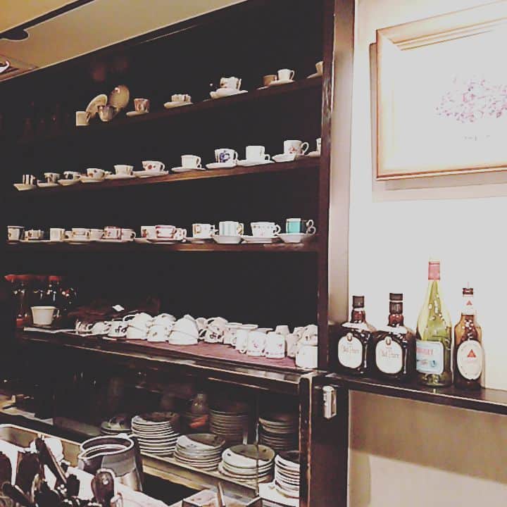 梅田陽子さんのインスタグラム写真 - (梅田陽子Instagram)「神保町の名店トロワバグ、のりこさんのカフェ。義姉とおしゃべり！神保町落ち着くな。 #カフェ #トロワバグ #神保町 #コーヒー  #珈琲 #まったり #落ち着く #カフェトロワバグ」11月8日 17時39分 - yokoumeda