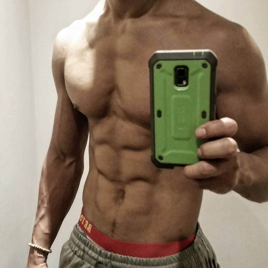のインスタグラム：「#腹筋女子 が流行っているらしい  #腹筋男子　は流行っていない  しかし僕はもう年齢的に#腹筋おじさん  #BETONES #ビトーンズ #少し影足してるね #もっとバキバキにしたいけど #これ以上やるとダルシムになってしまう #ヨガフレイム #山下筋 #トレバカ」