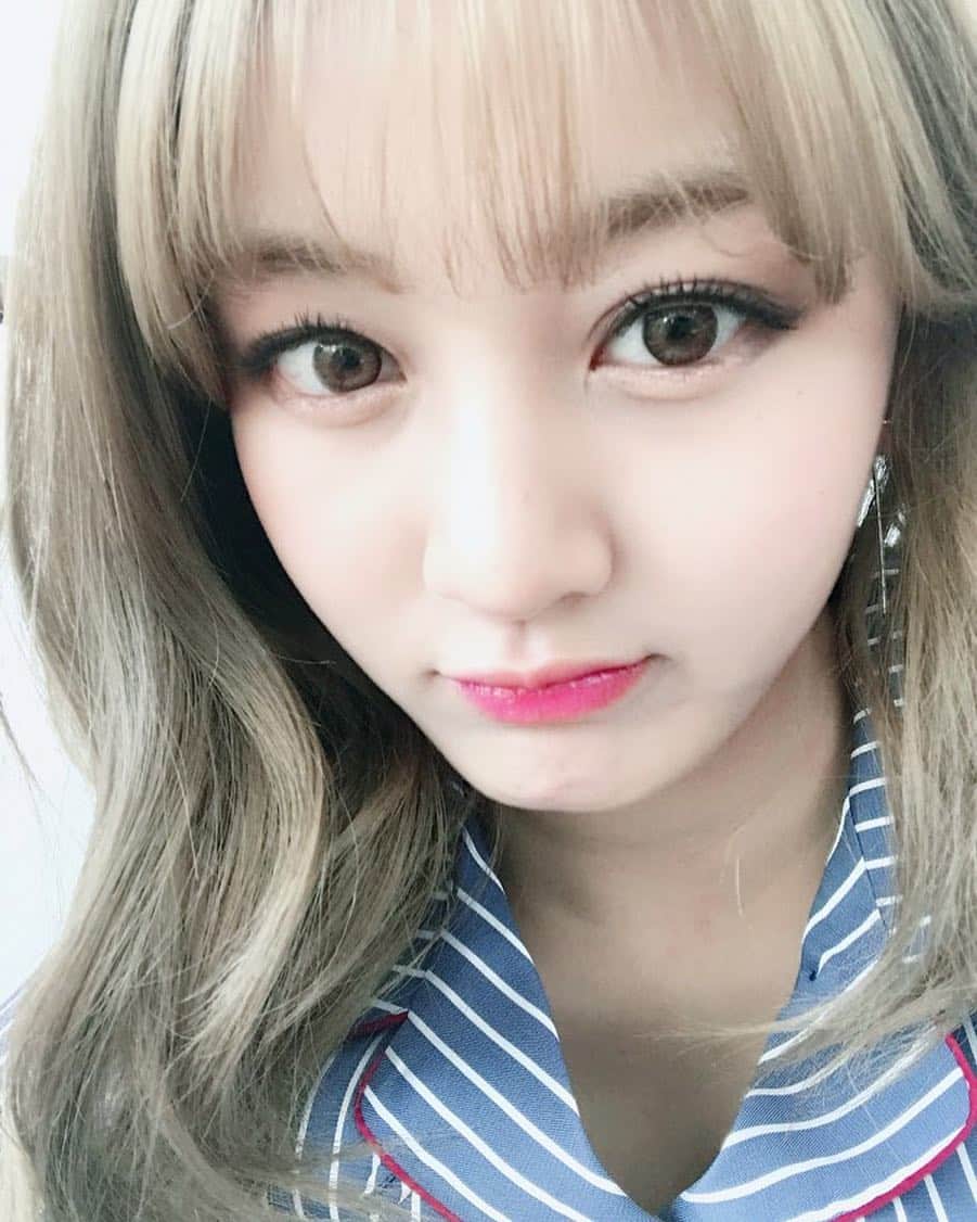 TWICEさんのインスタグラム写真 - (TWICEInstagram)「너무 정신이 없어서 이제야 올려요TT VJ 라이브도 인기가요 음원 프로젝트도 또 TT 활동두 응원해준 우리 원스  너무 고맙고 또 고마워요 😊  목요일에 만나~~~~」11月9日 1時26分 - twicetagram