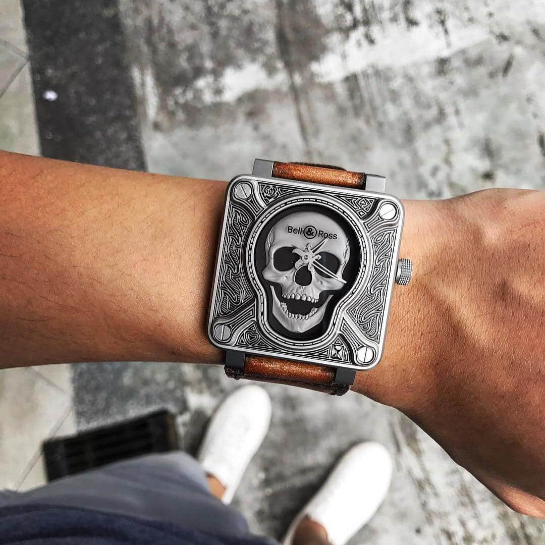 ベル&ロスさんのインスタグラム写真 - (ベル&ロスInstagram)「BR 01 BURNING SKULL on wrist.💀🔥 Case fully engraved and inked! Credits: @shaneisbadong #BR01 #BurningSkull #SkullWatch #Skull #Tatoo #tattoowatch #Expertise #Art #BellRoss #BellAndRoss #BellRossWatches #BellRossCommunity #Talisman #InstaWatch #WatchOfTheDay」11月9日 2時59分 - bellrosswatches