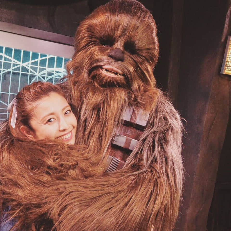 片瀬那奈さんのインスタグラム写真 - (片瀬那奈Instagram)「とっても優しいチューバッカさん。 #chewbacca  #disney  #starwars」11月9日 9時52分 - nana_katase