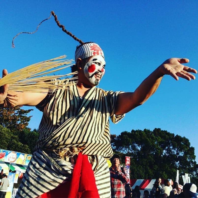 のインスタグラム：「ウチナー祭 逆襲中‼︎㌧㌧ Photo by Kinji Washida #泡盛ノ逆襲 #うりっ上等 #okinawa #古酒 #泡盛 #awamori #沖縄 #moments」