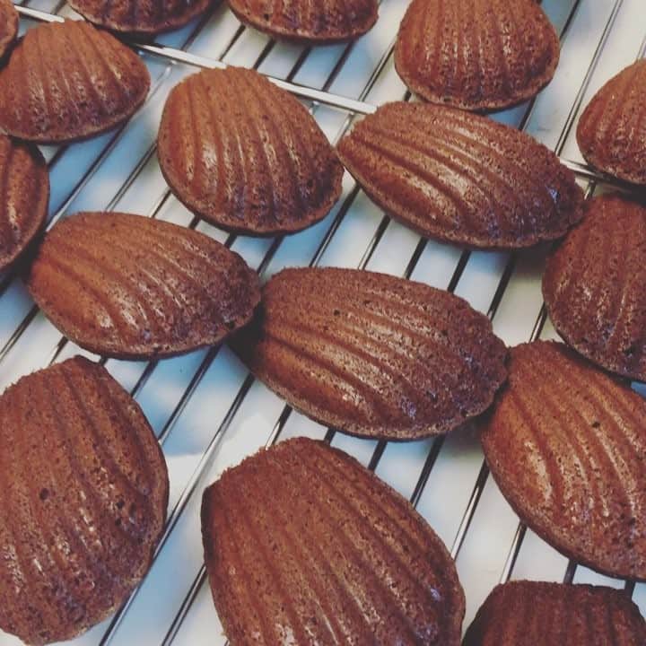 eguchikazuakiのインスタグラム：「ショコラマドレーヌ❗️ 2種類ブレンドしたチョコレートをマドレーヌの生地に加えてしっとり焼き上げました👍チョコレートを焼く時にうまれる独特な香りは最高なんですがお伝え出来ず。 今日は希少価値の高いスペシャルなチョコレートをディップしています、手作業なんですが😂😂😂 これがパリッとして、中がしっとり、苦味と香りが、、半端じゃないです、普通のマドレーヌじゃダメなんですよデリーモは生地が違います😋  デリーモの優秀なパティシエールたちがたくさん創りますので赤坂、もしくは今日から始まっている新宿伊勢丹にぜひ遊びに来てください👋🏻👋🏻 #delimmo#デリーモ#赤坂#新宿#江口和明 #eguchikazuaki #新宿伊勢丹#マパティスリー#美味しい #マドレーヌ#ショコラマドレーヌ#チョコレート#ディップ#高級#リッチ#食べたい#けど#パティシエ#ショコラティエ#ありがとう#たくさん#作ろう」
