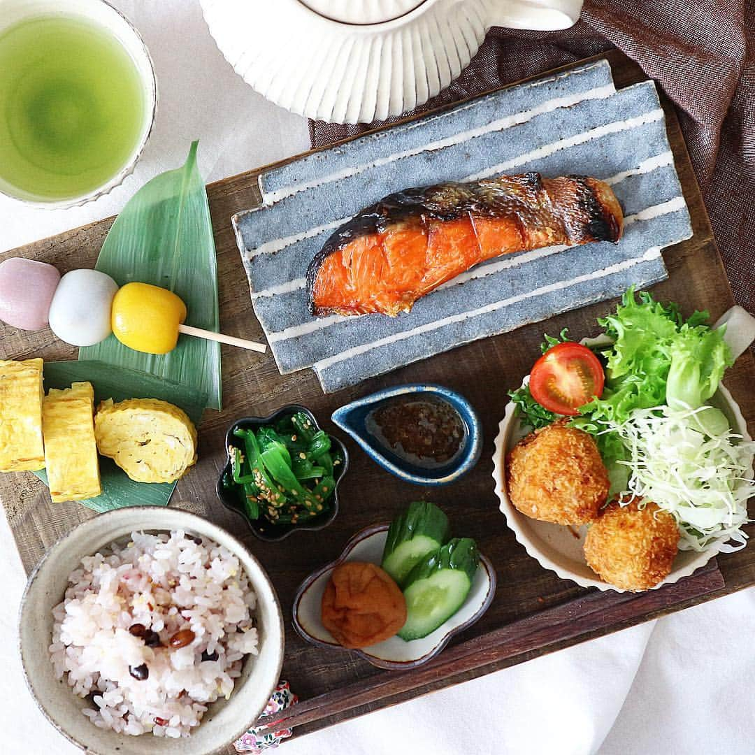 tomoのインスタグラム：「: ☆本日のブランチ☆ : 十二穀米 焼き鮭 ポテサラコロッケ 卵焼き 小松菜のナムル ぬか漬けと南高梅 三色団子(パルシステム) 緑茶(まるにや) : すっごく久々に焼き鮭が食べたくなった🐟焼き魚は鮭意外は苦手…というか食べられないのです😞煮魚はもっとダメ…人生損してる…😞😞😞 : お団子は多分お月見🎑の時にオーダーしたまま冷凍され続け…😂やっと解凍😂😂😂中の餡子が小倉、かぼちゃ、柚子と変わりダネありで美味しかった💕」