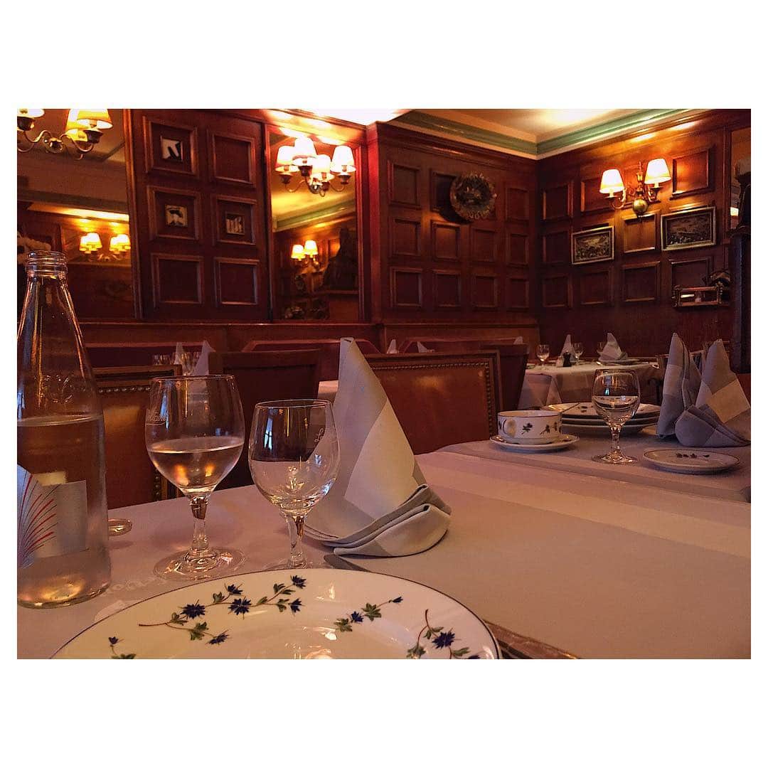 のインスタグラム：「遅めなランチで フラっとセーヌ川沿いの 「Le Voltaire」へ🍽 とってーも素敵でかなり歴史あるレストランらしい。料理はもちろん、ムッシュたちの軽快で品のあるサービスが素晴らしく 1人で来た私をさりげないジョークで笑わせてリラックスさせてくれた✨  #lunch #beautiful #elegant #classical #restaurant #levoltaire#voltaire #Seine  #photograph #paris #1898  #オルセー美術館近く」