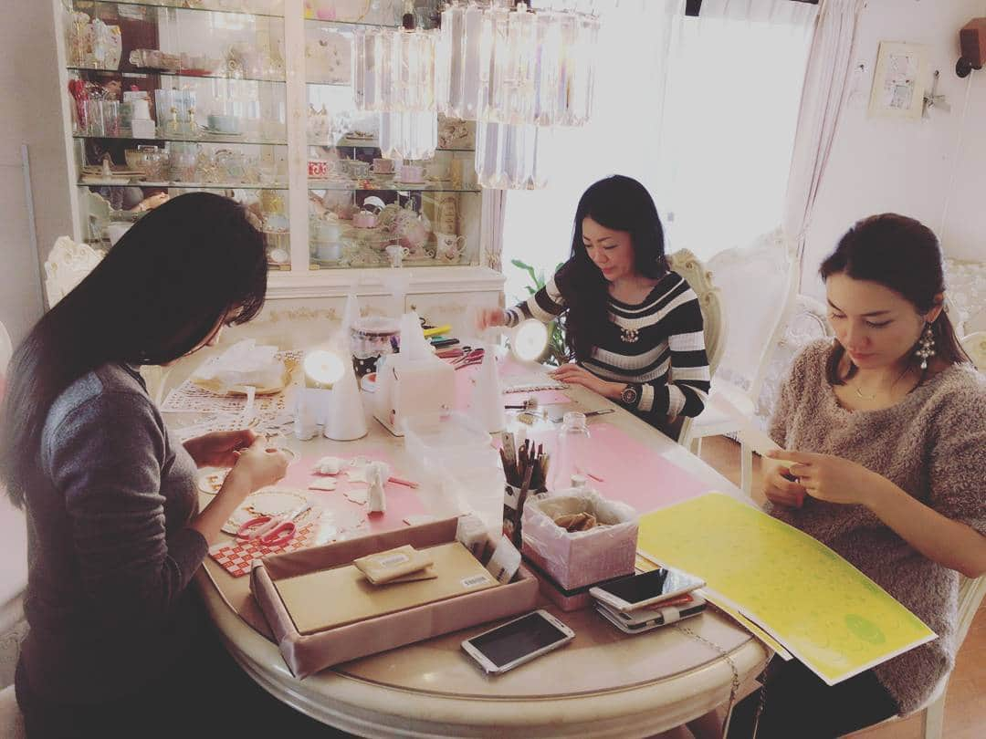 今堀恵理さんのインスタグラム写真 - (今堀恵理Instagram)「#カフェミナージュ　#岡本　#よしみちゃんと　#さとりちゃんと　#ツイードキーケース 　#cafeminage  #ポーセラーツ　#フミちゃん　#メロンパン専門店　#お弁当　#フランクミュラー」11月9日 17時08分 - eriimahori