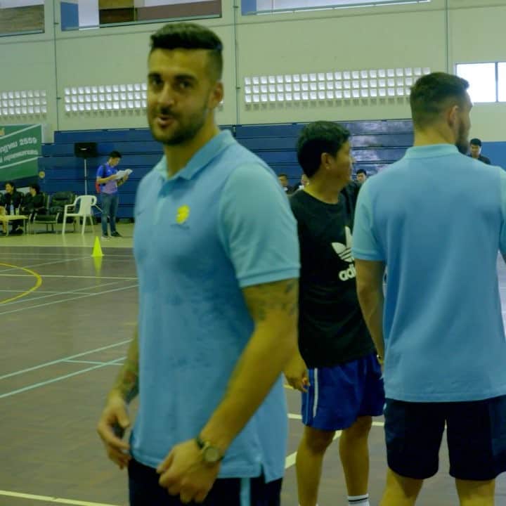 アダム・フェデリチのインスタグラム：「Yup , was a little hot helping out with the football clinic in Bangkok this morning 😂」