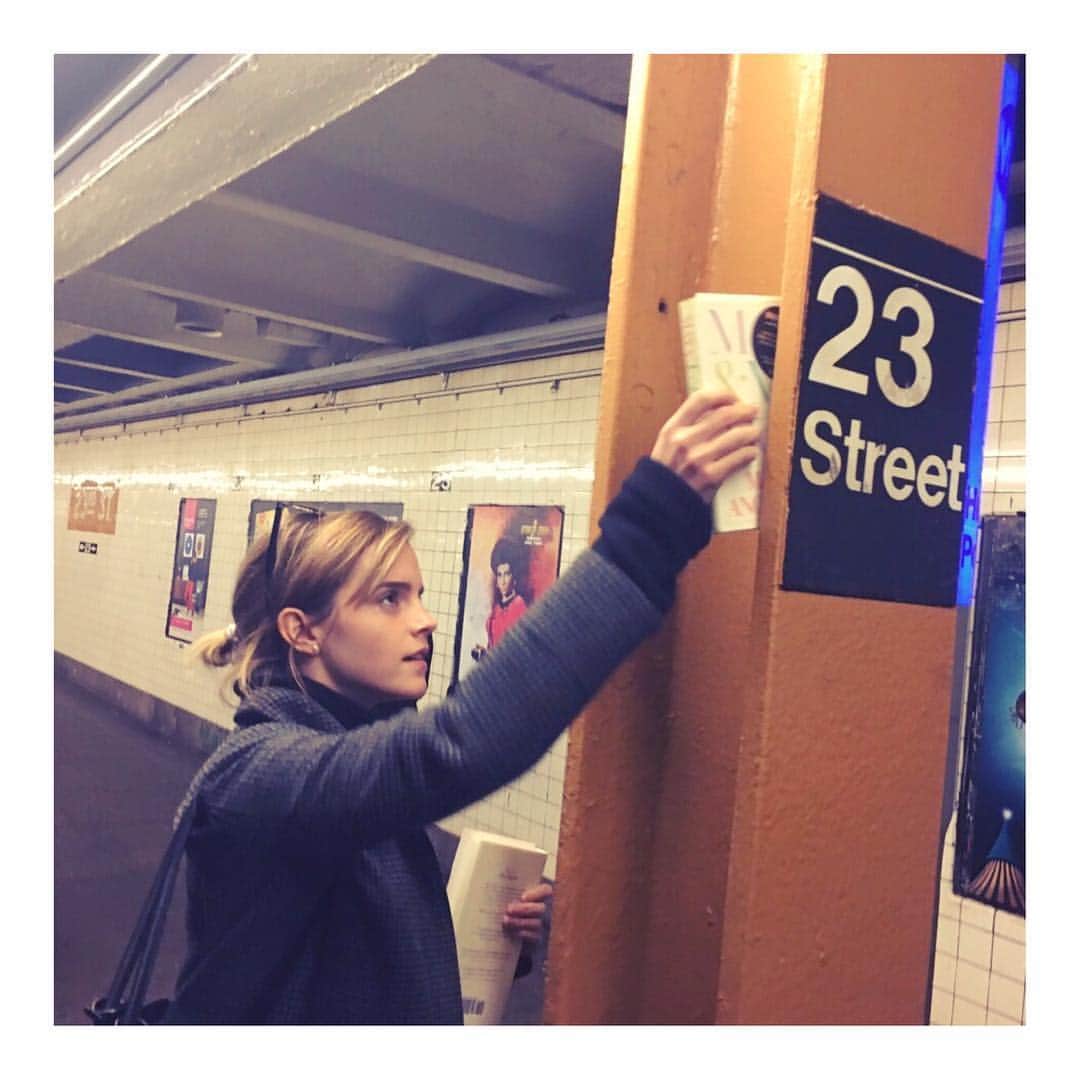 エマ・ワトソンのインスタグラム：「@booksonthesubway @booksontheunderground @oursharedshelf #Mom&Me&Mom」