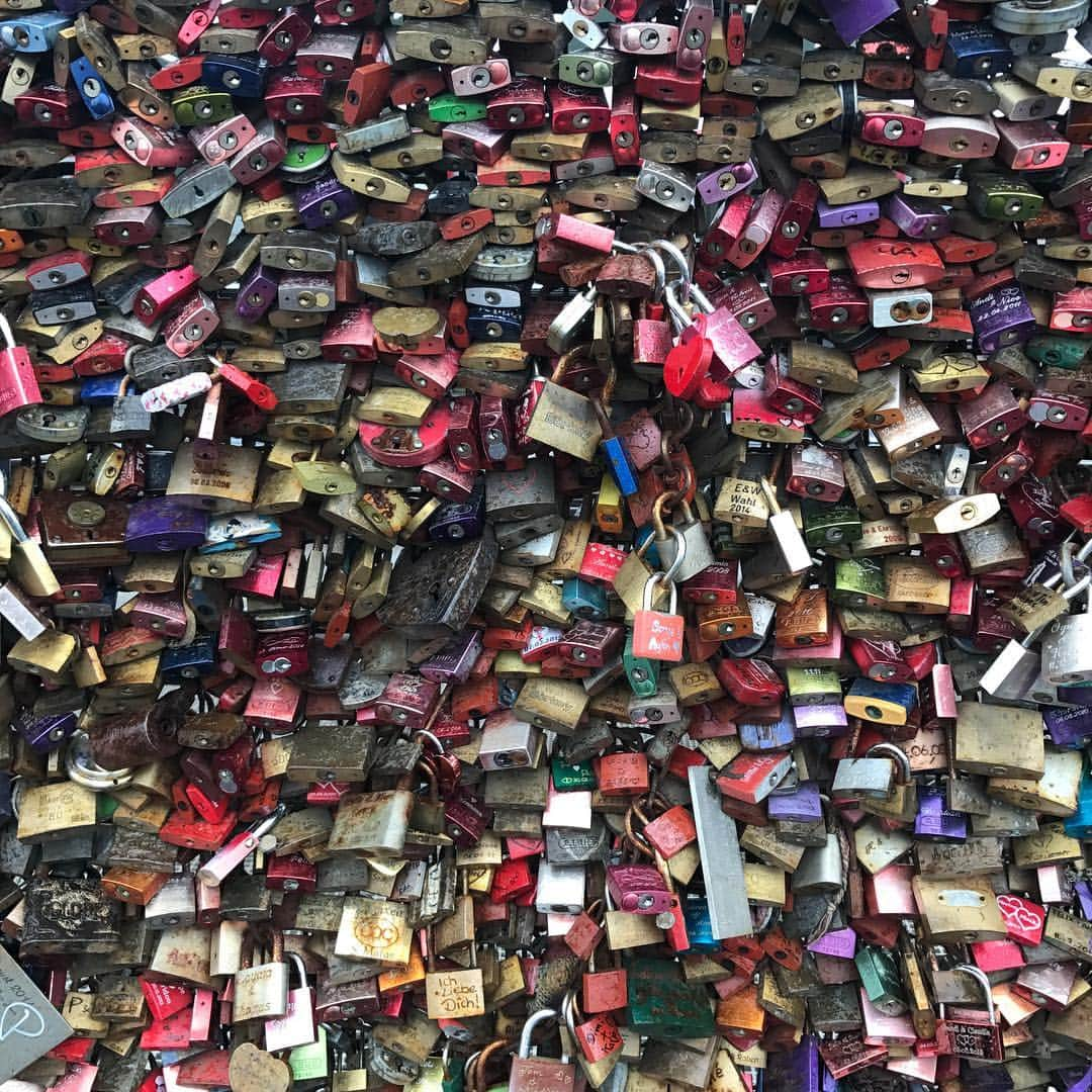 ブレンドン・ウリーのインスタグラム：「With America showing its true colors to the world, I'm in Europe looking at what they have to offer. Today in Cologne, Germany, I walked across this bridge that was a pure symbol of love. Thousands of examples of people pledging their unconditional love through padlocks on a bridge. I love you all and hope that we continue fighting the good fight and standing up for what is right. ❤️」