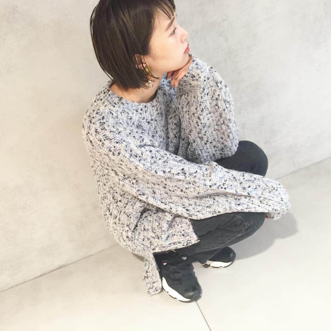 Moeka Horisakiのインスタグラム：「. ブルーにした👮🏻👮🏻👮🏻 . 今日からルミネ10%OFF キャンペーン♩ オマチシテマース💋 . . #Kastane_knit #Kastane_blue」