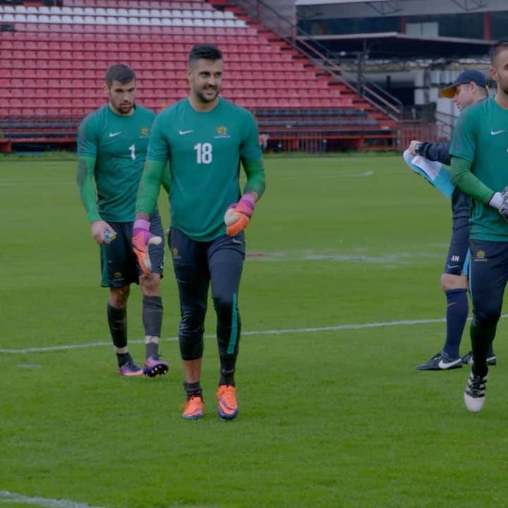 アダム・フェデリチのインスタグラム：「Little bit wet yesterday 👀💧💧⚽️」