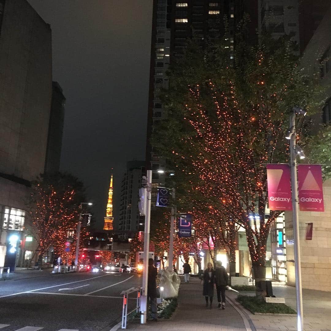 竹内由恵さんのインスタグラム写真 - (竹内由恵Instagram)「六本木ヒルズのライトアップが始まったようです！オレンジがとても新鮮です。なにをイメージしているのかな。」11月10日 22時16分 - yoshie0takeuchi