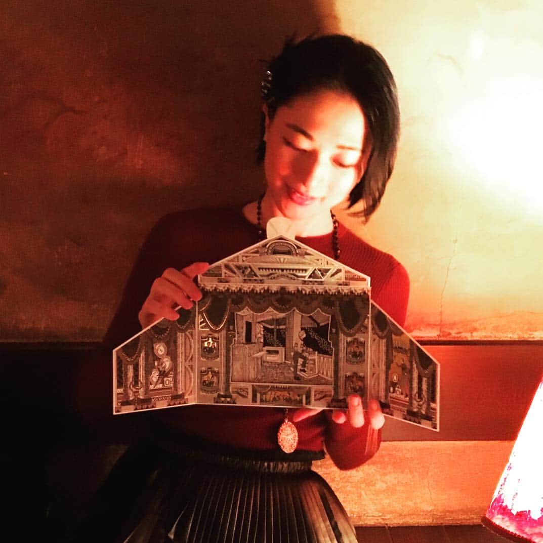 雨宮まみのインスタグラム：「マッドな香りフリークのスタッフしかいないと一部で評判のDiptyque青山店に新しい香りの冒険の旅に。 クリスマスコフレがすごくかわいくて、パリのお店に実在するアンリさんというスタッフをモデルにしたストーリーをもとに、商品展開がされているんだけど、その「お話」そのものの紙芝居をいただいた。劇場型ですっごくかわいい……！ #diptyque #unenuitchezdiptyque」