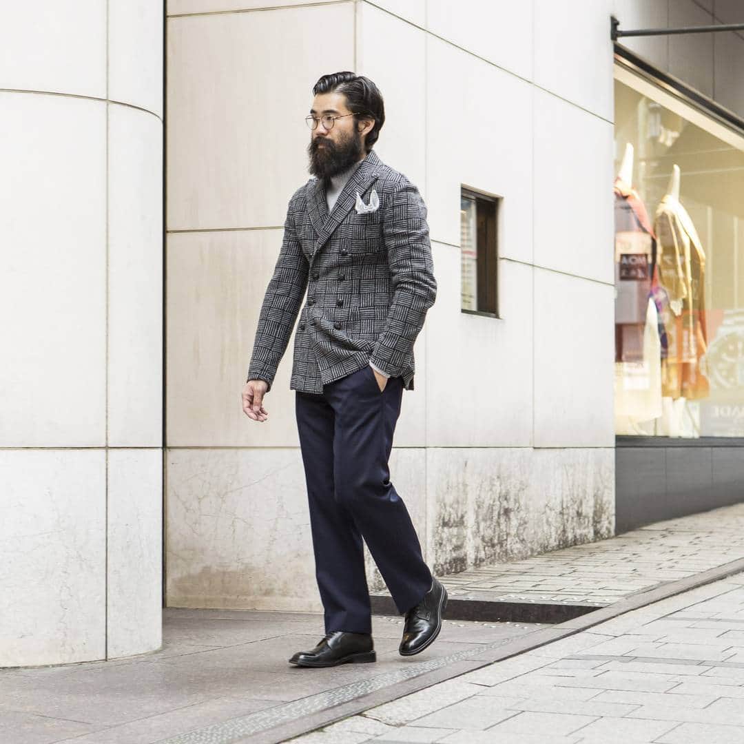 Uomoさんのインスタグラム写真 Uomoinstagram 新井慶太 31歳 バーニーズ ニューヨーク メンズpr ワイドパンツといえどキレイめにはくのが気分という新井さん 革靴を引き立てるノークッションの丈感が絶妙 センタークリース入りで落ち感のあるセラードアーの
