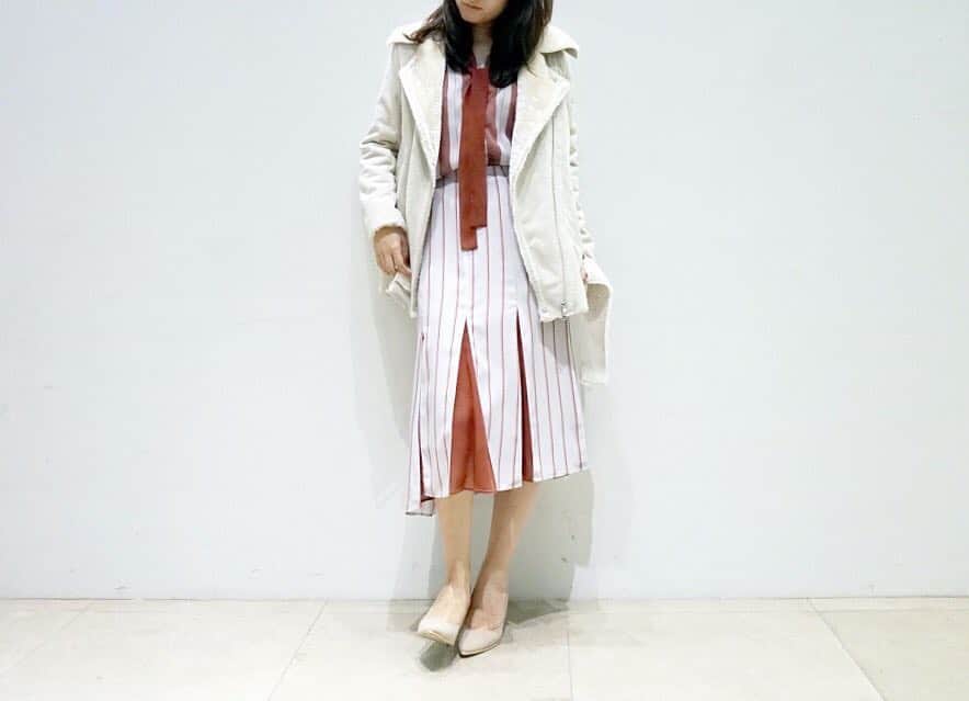 Languageのインスタグラム：「New arrival.  フェイクムートンライダースジャケットが入荷しました。裏地はフェアクファーで温かく、オーバーシルエットなライダース型のジャケット。ハードな印象のアイテムをランゲージらしくフェミニンなカラーで。あったかムートン、これから寒くなる季節、重宝しそうです。  #Language #ランゲージ #16AW #WinterCollection #winter #November #fake #mouton #jacket ＃riders #bikerjacket #beige #feminine #Fashion #coordinate  #Styling #Languagepress」