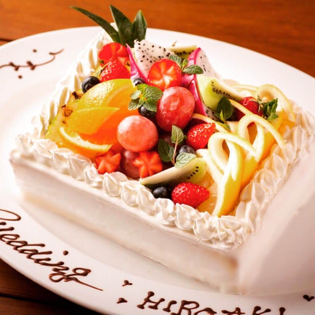 のインスタグラム：「『Happy Birthday!Happy wedding‼︎』舞浜店では、このようなサプライズケーキのオーダーが可能です♪二次会にいかが？ #monsooncafe  #maihama #happy #happybirthday #surprise #happywedding #モンスーンカフェ #モンスーンカフェ舞浜 #舞浜 #ウエディング #二次会 #パーティー #ハッピーバースデー #アジアンテイスト #サプライズ #ケーキ」