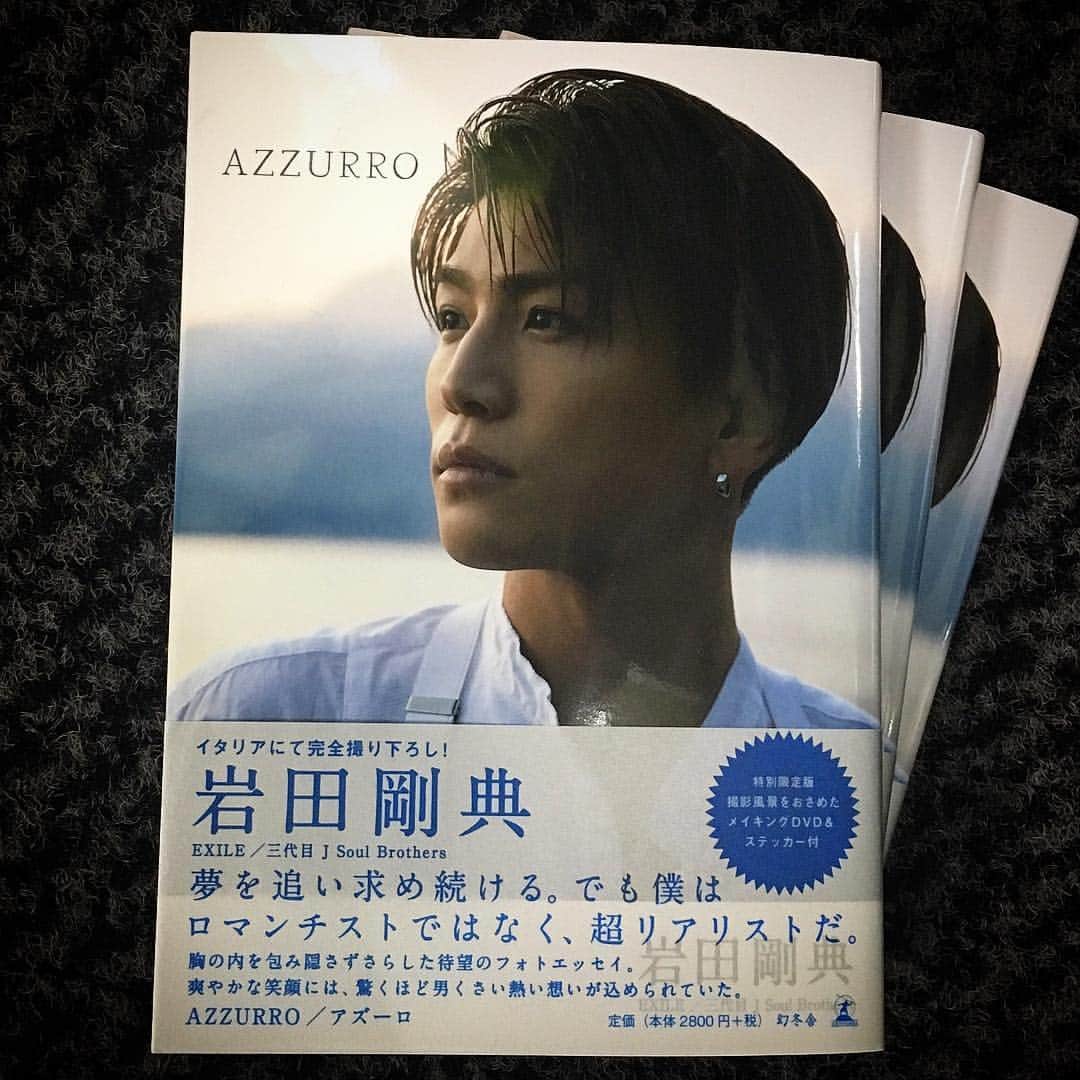 岩田剛典さんのインスタグラム写真 - (岩田剛典Instagram)「"AZZURRO"  等身大の自分を感じて頂けたら嬉しいです。  #AZZURRO #フォトエッセイ本 #本日発売」11月11日 13時28分 - takanori_iwata_official