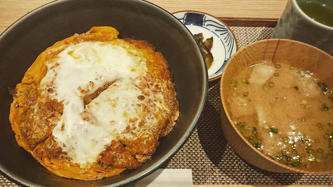 小雪さんのインスタグラム写真 - (小雪Instagram)「お昼は旦那さんとカツ丼🍚 すんごいお腹いっぱいになりました😋 今夜はFM福岡ハカタカランキン！7時から生放送です🐙🐝🐹🐸 #カツ丼 #満腹 #ハカタカランキン #生放送です」11月11日 16時06分 - koyuki2