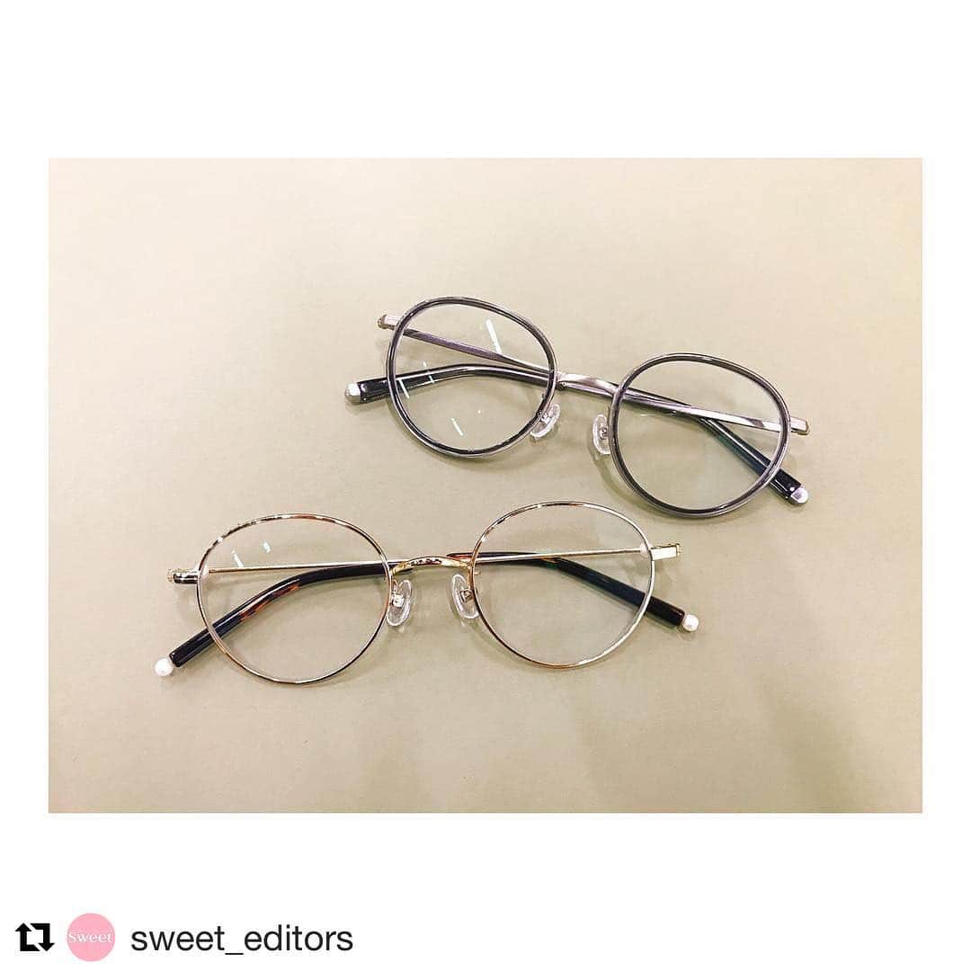 Zoff Officialのインスタグラム：「ジュエリーブランド「e.m.(イーエム)」が展開する「LOVE BY e.m.」とのコラボレーションシリーズ ✴︎✴︎ LOVE BY e.m. Eyewear Collection ✴︎✴︎ 本日11月11日(金)よりe.m.およびZoffの一部限定店舗(オンラインストアを含む)で発売スタート✨✨✨ そしてそして、本日11月11日(金)発売の雑誌 #sweet 12月号にもコラボ眼鏡が登場❣️是非ご覧ください～👀✨ #オンラインストアでも先行発売スタート #お取り扱い店舗は特設ページにてご案内 #詳しくはプロフィールのリンクからどうぞ #LOVEBYem #JustLikeJewelry #zoff #zoff_eyewear #ゾフ #eyewear #glasses #fashion #メガネ #眼鏡 #em #emgrp #jewelry #イーエム #Repost @sweet_editors with @repostapp ・・・ Zoffから、人気のジュエリーブランドe.m.とのコラボ眼鏡が登場！  4型各3色計12本の展開で、パールが施されていたり、スタッズがついていたり…それぞれかなり凝ったデザインで、めちゃくちゃ洒落てて可愛いんです。  詳しくは11/11発売のsweet12月号をチェックしてくださいね😎💕Y.T  #sweetmagazine #Zoff #ゾフ #em #イーエム #コラボ #メガネ #パール #スタッズ」