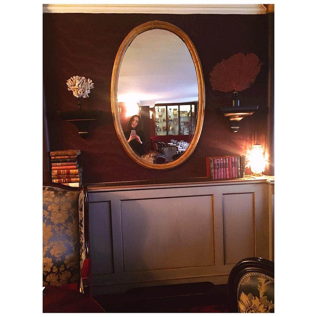 霧島れいかのインスタグラム：「GALERIE VIVIENNE ここもとても素敵だった☕️ 脳が楽しさでいっぱいになったなぁ  #galerievivienne #cafe #art #salondethe #elegant #passage #paris #solotravel #photograph #ちょっと貞子調」