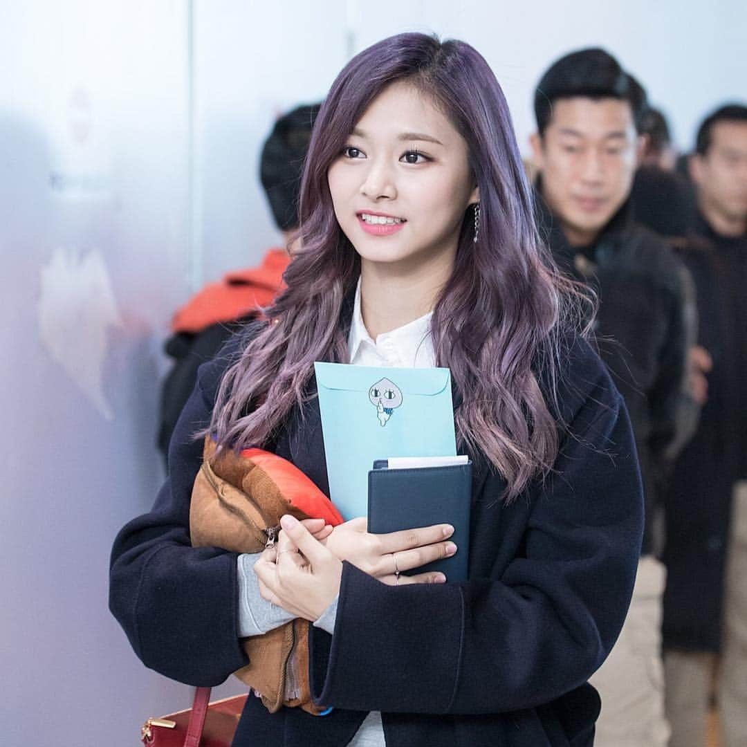 ツウィのインスタグラム：「161111 金浦機場出境✈️ 高清飯拍 #TWICE #TT #트와이스#子瑜#TZUYU Like my recent post 😚😚」