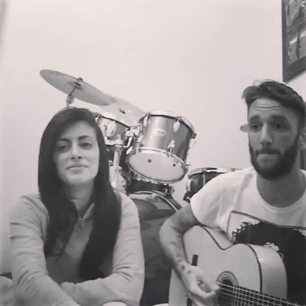 ゴンサロ・ロドリゲスのインスタグラム：「In memory of #Leonardcohen .. Hallelujah 🎤👶🏻🎸 @imirtilla」