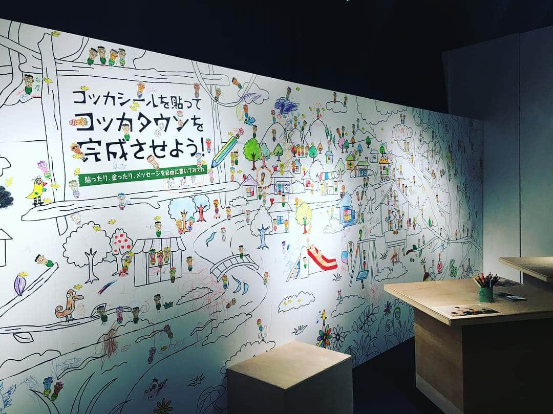 木梨憲武 コッカのインスタグラム：「【フェアリーズ＠名古屋通信】本日も絶好のフェアリーズ日和☆東海市芸術劇場でコッカが皆さまをお待ちしております！ 皆さまに作っていただいたコッカタウンはこんなにカラフル！最終日にはどんなコッカタウンが出来上がるか楽しみです☆ 会期後半は込み合う可能性がございますので、お早めにご来場くださいませ。会場にて当日券も販売しております！http://www.nagoyatv.com/fairies/」