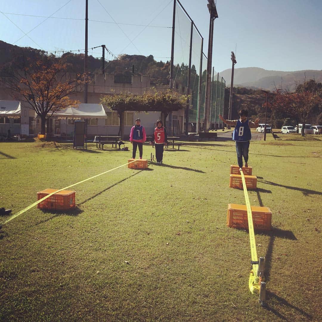 大杉徹のインスタグラム：「鳥取県湯梨浜町にある東郷運動公園にスラックラインが常設されました。 公園で常設は日本初かな。 杭のカバーと台はまた変えます。  #スラックライン #slacklife #gibbonslacklines #湯梨浜町 #東郷運動公園 #鳥取県」
