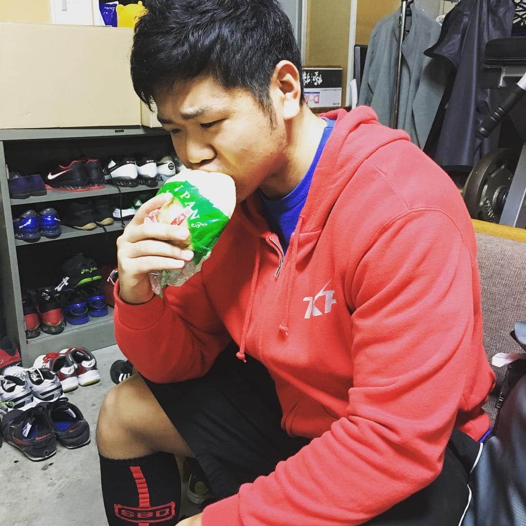福田洋さんのインスタグラム写真 - (福田洋Instagram)「メロンパンを頬張る横田正敏選手。 リフターとメロンパンは相性良いなあ。  #powerlifting  #melonbread」11月12日 19時26分 - trans_am_hiroshi
