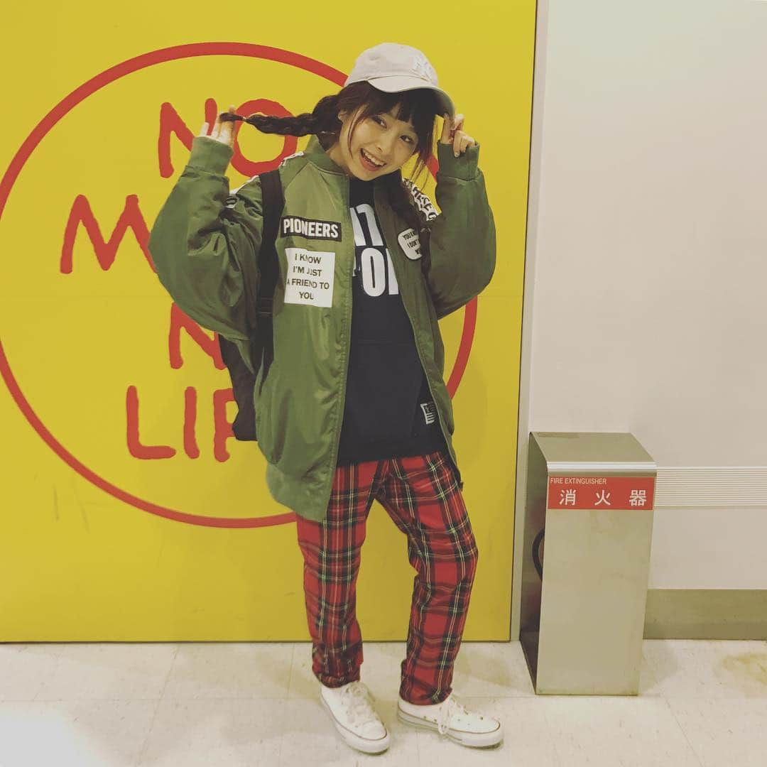 トミタ栞さんのインスタグラム写真 - (トミタ栞Instagram)「#今日のトミタ #タワレコ新宿 #予約会 #でした #MA1 #スピンズ #CITYPOPパーカー #タワレコアパレル #音楽を着る #チェックパンツ #赤チェック #キャンディーストリッパー #コンバース #白スニーカー #ハイカット #浅めのキャップ #47brand #よんなな#キャップ #NEW #消化器」11月12日 19時55分 - tomita_shiori