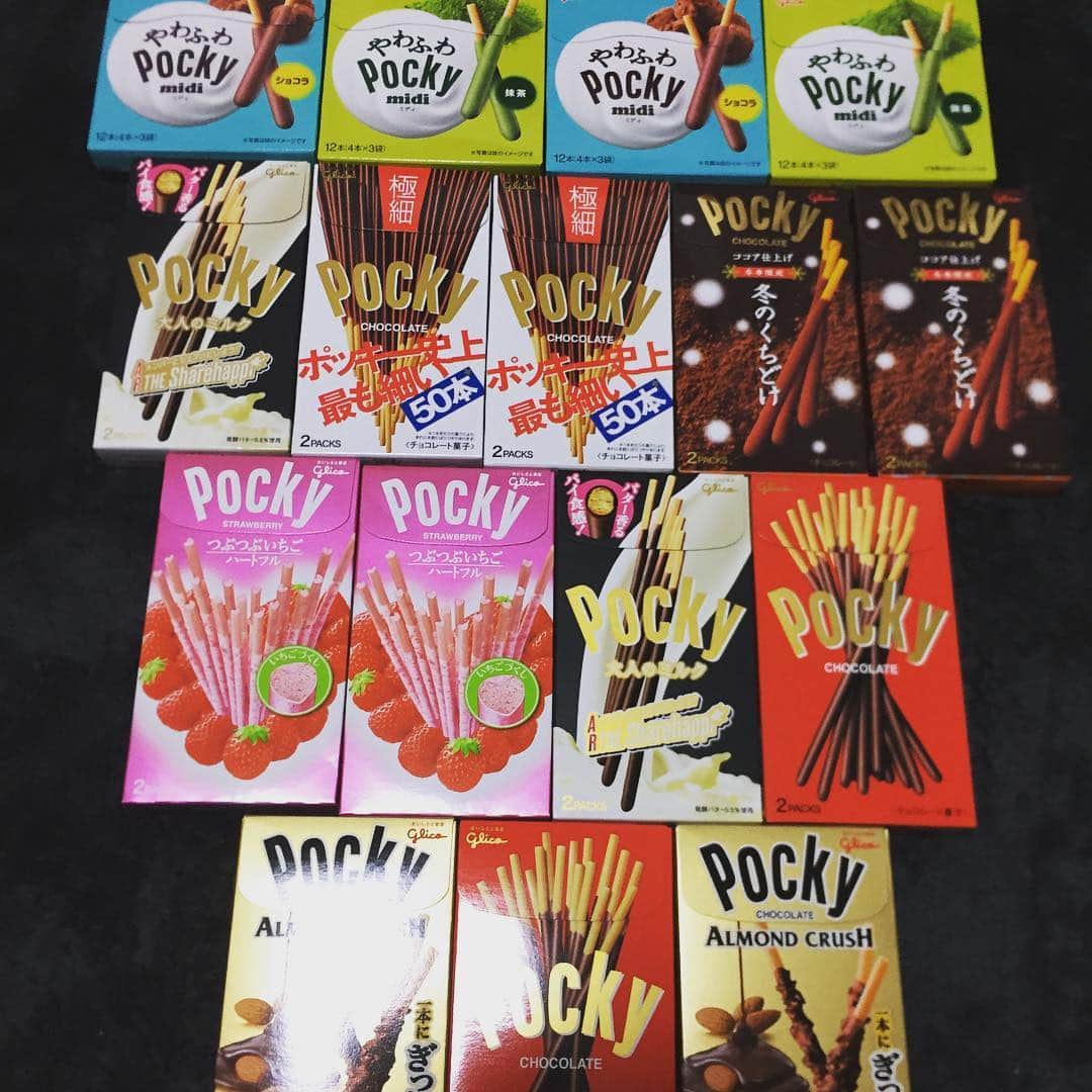 藤澤亨明のインスタグラム：「昨日、誕生日プレゼントでこんなにたくさんのポッキーをもらいました！！ 全部、永江から😝 コンビニにあったポッキー全部買ってきたらしい！笑 優しいな！ 恭平ありがとう😊 昨日お祝いして頂いた所でも頂いたので、全部で17箱😆 #ポッキー #誕生日プレゼント #優男」