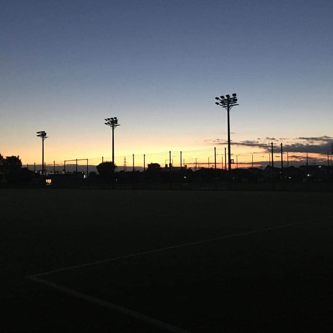 寺山翼のインスタグラム：「晴れの日の夕方から夜になる途中の空が好き。  #綺麗  #空」