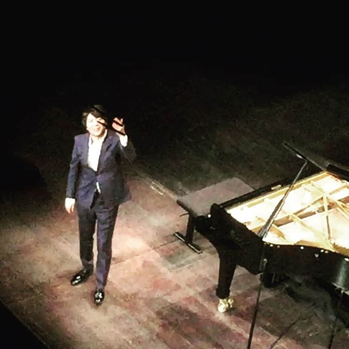 のインスタグラム：「Thank you so much #langlang #郎朗 #郎朗在巴黎 #郎朗音樂會 #langlangpiano #wonderful #performance #amazing #awesome #lovemusic #music#musicvideo #stunning #loveyourpersonality #handsome #pianist#recital #piano #ランラン #リサイタル #最高 #素敵 #theatredeschampselysees #paris#パリ#ピアノ大好き#クラシック#かっこいい#フランス#france」