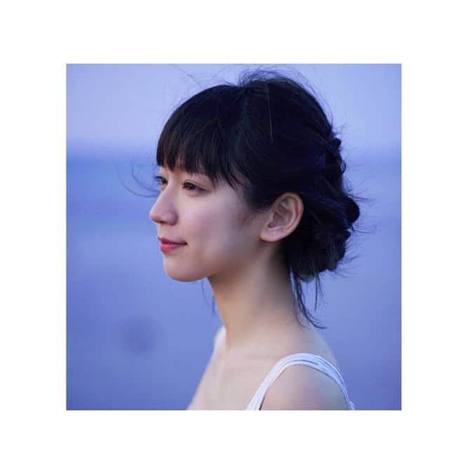 吉岡里帆さんのインスタグラム写真 - (吉岡里帆Instagram)「明日14日、第2章表紙です。 #週刊プレイボーイ50周年」11月13日 12時35分 - riho_yoshioka