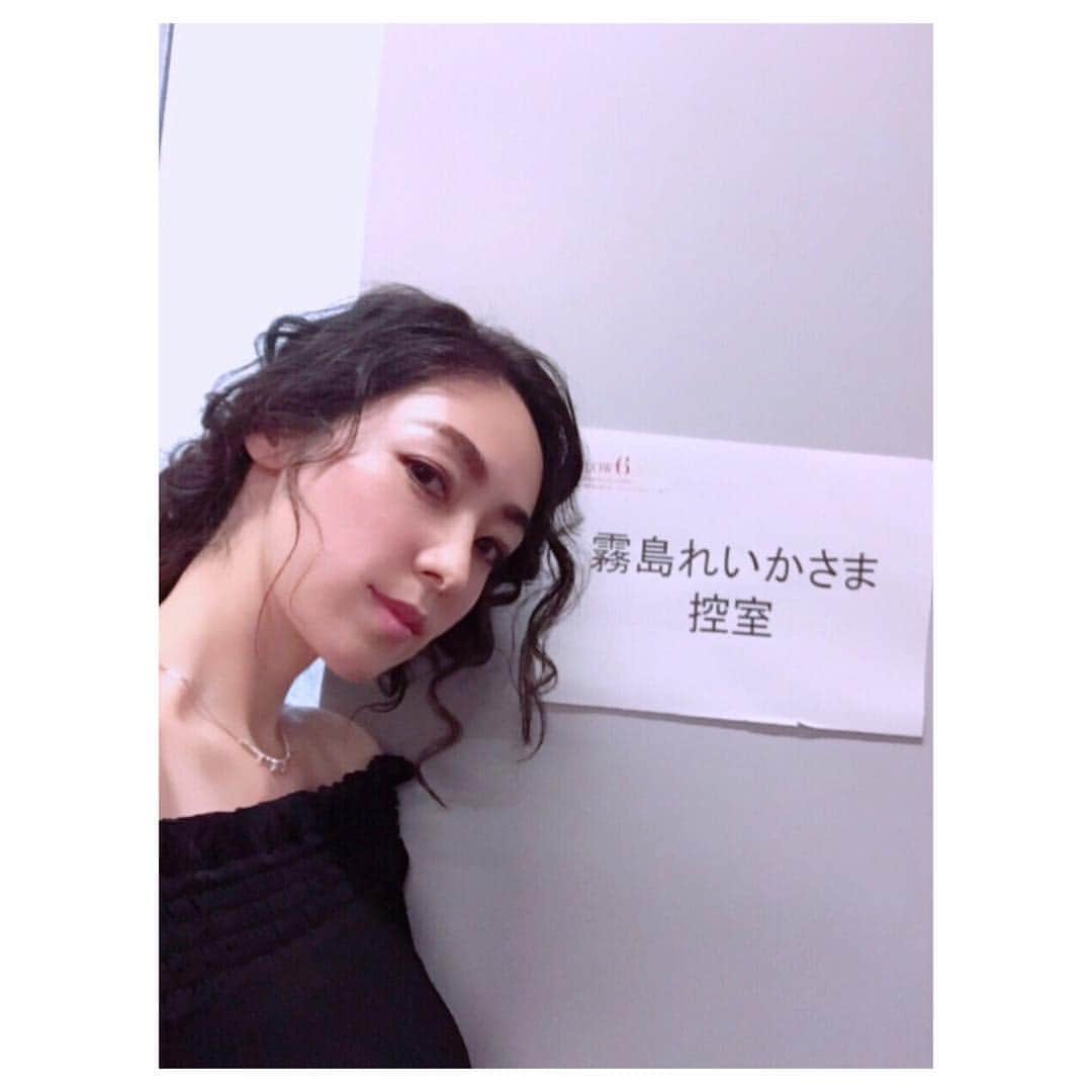 霧島れいかのインスタグラム：「昨日行われた 雑誌GLOW6周年キラ☆フェスで トークショーさせていただきました😊💫💫 💫 ありがとうございました✨ #fashion #magazine #glow #talkshow」
