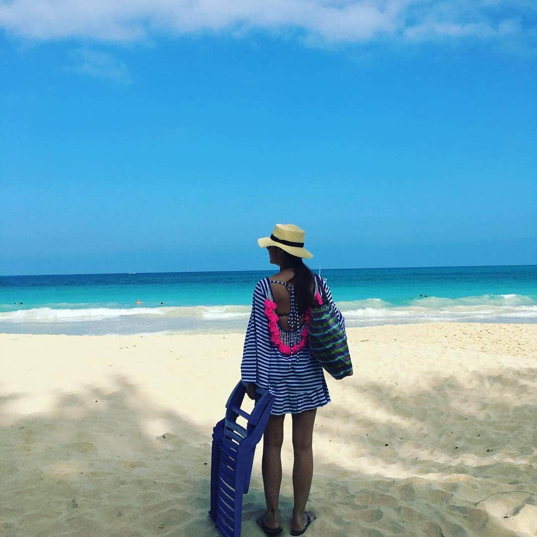 加藤紀子のインスタグラム：「起きて水着に着替えてドライブしながら『今日はここに』と海入って。 コンタクトが外れるほど、波をバンバン浴びました。  ありがとう、夏休み⛱🍹 #ハワイ」