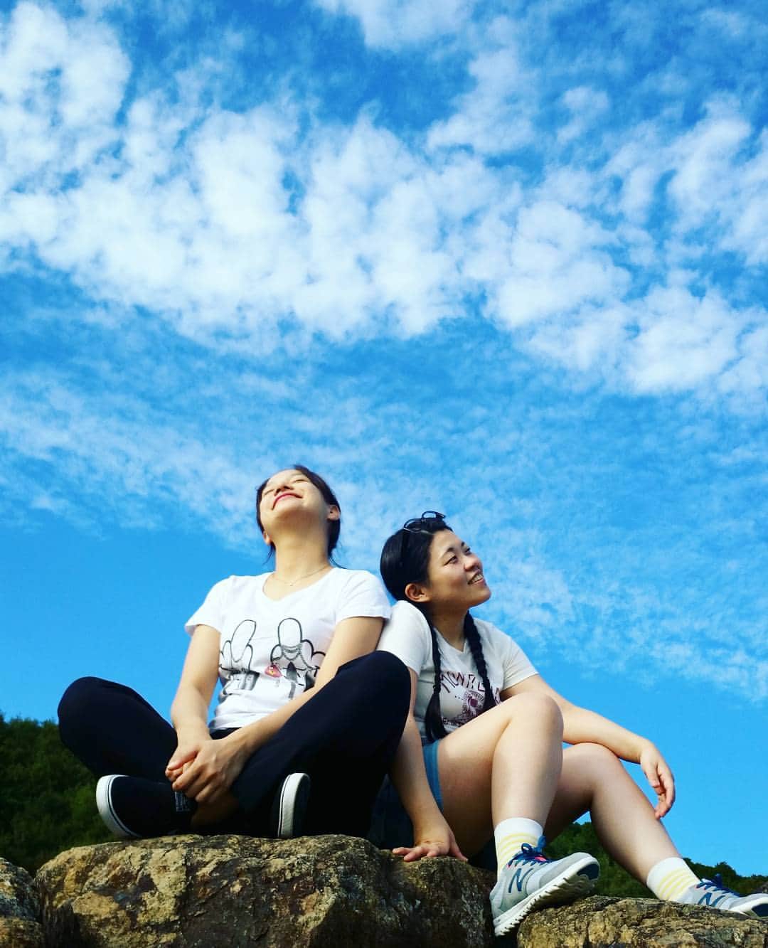 服部ひで子のインスタグラム：「🍁女二人と秋の空🍁  #吉本新喜劇 #よしもと新喜劇 #新喜劇 #金原早苗 姉さん #岡田直子 さん #二人は同期  #岡ちゃん #金ちゃん #仲良し #ホンワカパッパー隊 #ホンワカ女子 #早苗姉さんも岡田さんも吹奏楽部出身 #早苗姉さんはトロンボーン #岡田さんはパーカッション」