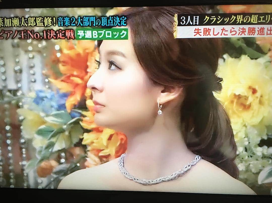 森本麻衣のインスタグラム：「TVで着けていたピアスとネックレスはどこの…？？とよく聞かれるので💓⇨スワロフスキーです✨ pierce&necklace⇨SWAROVSKI . スワロフスキーは照明にあたると、上品に光を放ち、ドレスに最高にマッチします👗⭐️私は本番は必ずスワロフスキーです💓. . 実はスタッフさんにも、映りがよいので、何億円のダイヤを着けているのか？！と思ったと言われたんです😍 . . . . #swarovski #pierce #necklace #piano #pianist #dress #accessory #loveswarovski #maimorimoto #japanese #japan #スワロフスキー #ピアス #ネックレス #森本麻衣 #ドレスにはスワロフスキー #綺麗 #ピアノ #ピアニスト」